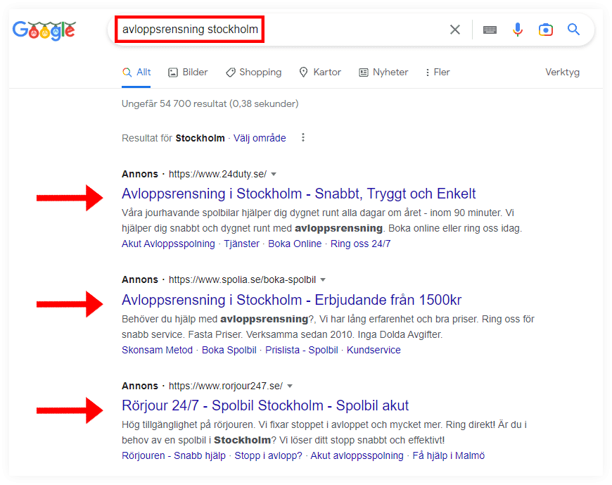 En sökannons i Google som visar en textannons ovanför sökresultaten